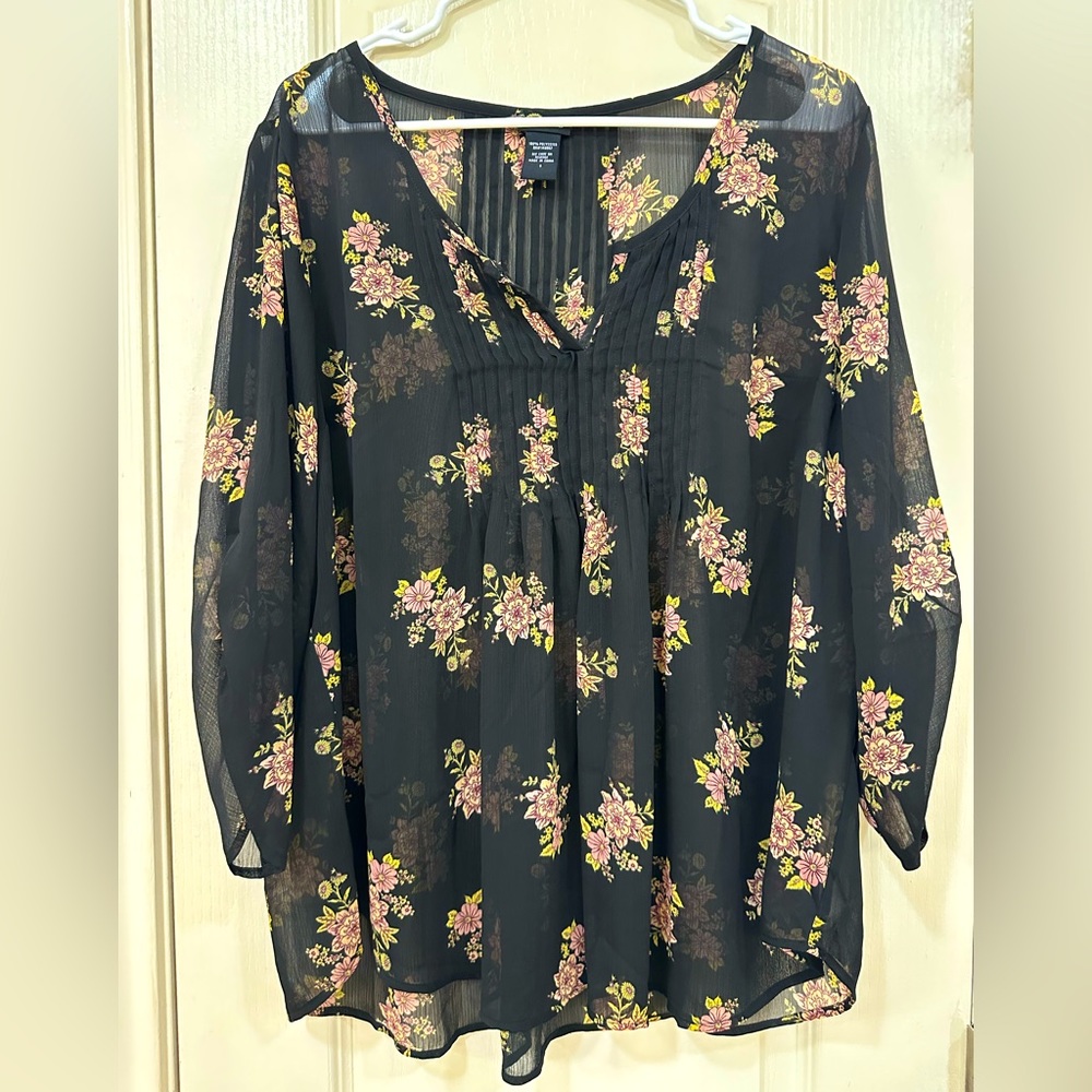 Torrid Black Chiffon Floral Pleated Blouse. Size 1x
